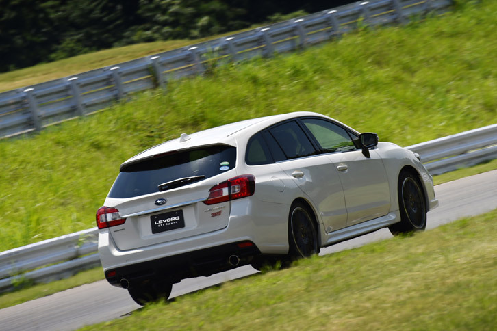 「クリスタルホワイト・パール」の「1.6STI Sport EyeSight」。ボディーカラーにはほかのグレードにも設定のある6色に加え、STI Sport EyeSight専用色として「WRブルー・パール」も用意されている。