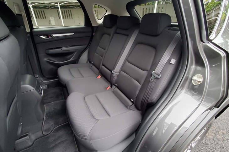 マツダCX-5 XDスマートエディション（リアシート）