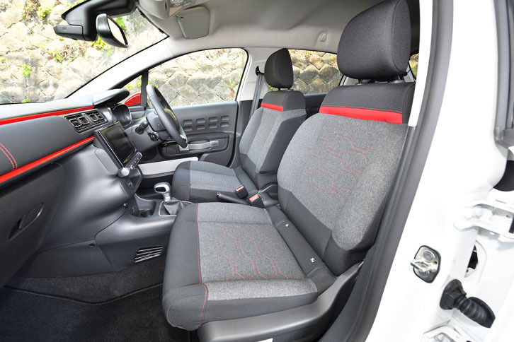 
	シートの座り心地は柔らかく、昔のシトロエンを思い起こさせる。
	