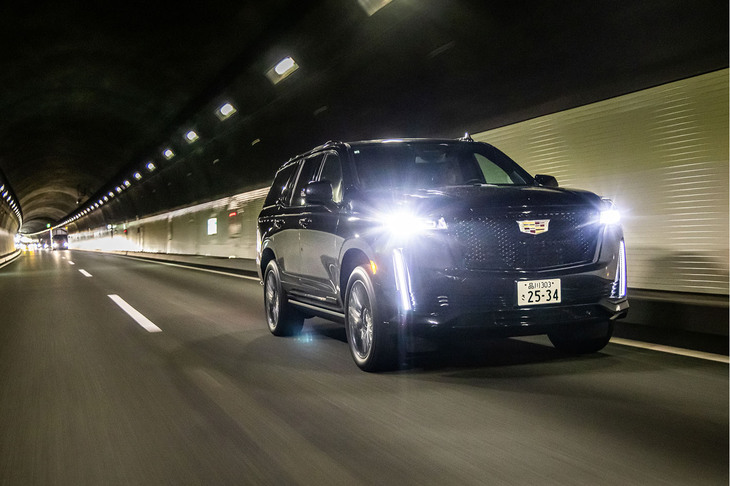 モダンなプレミアムカーらしく、先進運転支援システムも充実。全車速対応型のアダプティブクルーズコントロールとレーンキープアシストが、長距離ドライブの疲労を大幅に軽減してくれる。