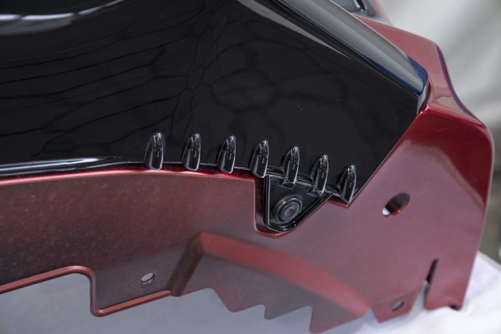 バンパー下部の左右に備わる「エアロボトムフィン」は、ホイールハウスを通る風の流れをスムーズにして、サスペンションの動きをよりしなやかにする働きがある。