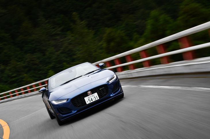 マイナーチェンジによってフロントマスクが大きく変更された「ジャガーFタイプ」。今回、池沢早人師先生が試乗したのは2リッター直4ターボエンジン搭載の「R-DYNAMICコンバーチブル」で、シリーズ内ではエントリーオープンモデルという位置づけである。