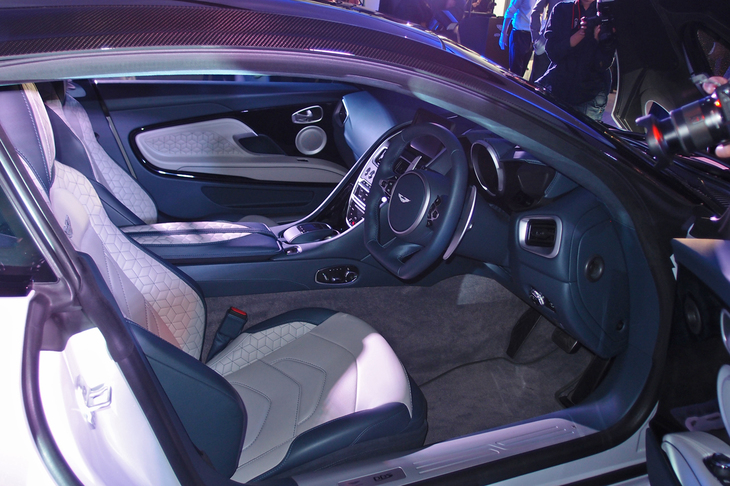 インテリアは標準でフルレザー仕上げとなる。