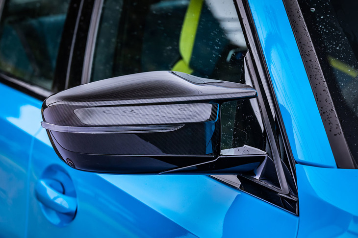 ウインカー内蔵型のカーボン製ミラーキャップは、エアインテークやリアスポイラーなどと同じく「Mカーボンエクステリアパッケージ」に含まれるオプションアイテム。