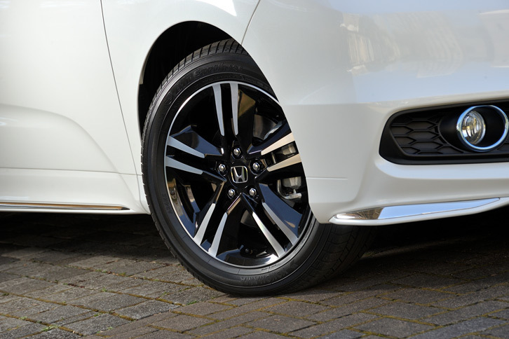 ハイブリッド車の「アブソルート」には、17インチアルミホイールと215/55R17サイズのタイヤが装備される。
