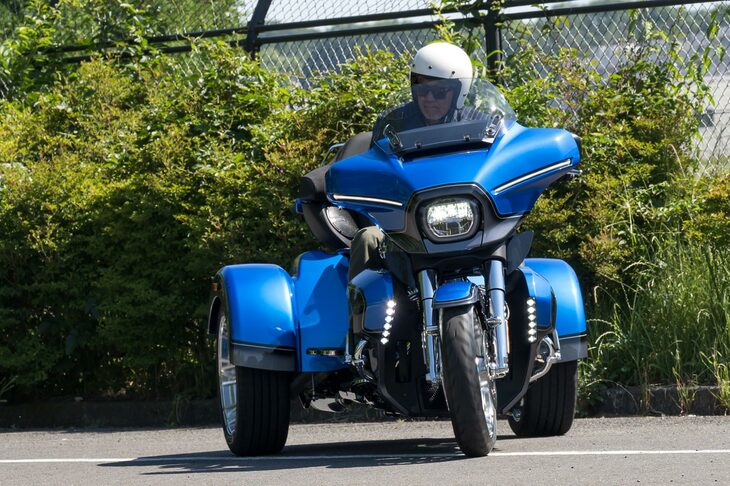 フロント1輪の「トライク」を含め、車体がリーンしない3輪のモデルはコーナリング時に体がアウト側にもっていかれやすい。体幹でしっかり体を支えながら乗るモビリティーなのだ。