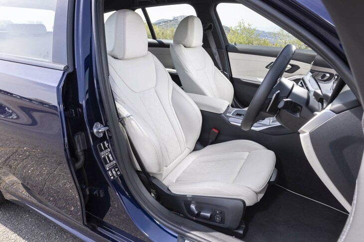 今回の試乗車のインテリアはオプションのメリノレザーを使った仕立て。アイボリーホワイトがまぶしい。