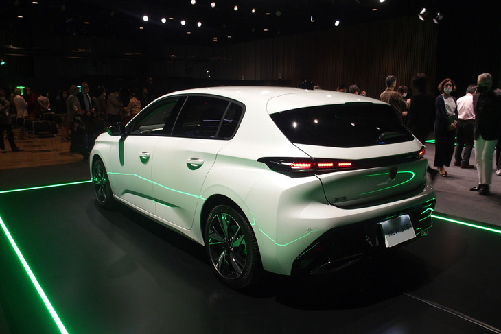 プジョー308アリュール（リアビュー）