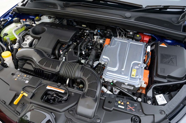 エンジンルームを開けてみる。1.3リッターターボの純ガソリンモデルとは異なり、エンジンにカバーが付いている。