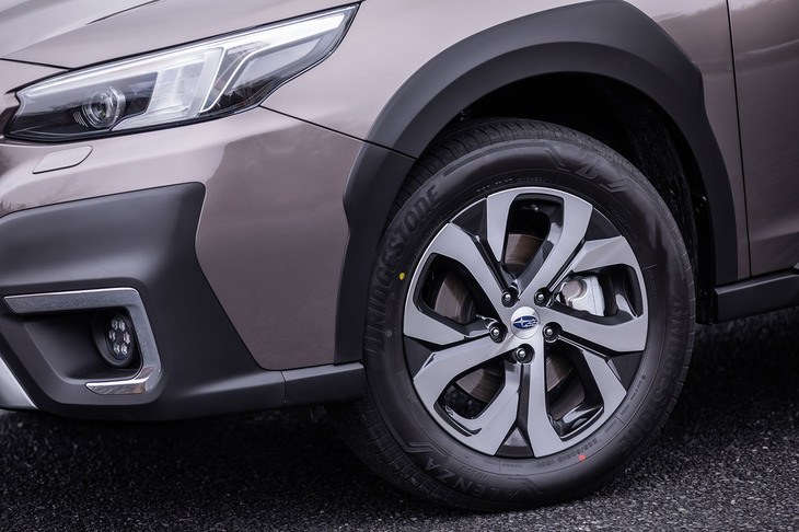 「リミテッドEX」グレードには、ダークメタリック塗装＋切削光輝デザインの18インチホイールが標準装備される。試乗車では225/60R18サイズの「ブリヂストン・アレンザH/L33」タイヤが組み合わされていた。