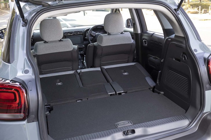 ラゲッジスペースの容量は後席を最も前にスライドさせた状態で520リッター、後席背もたれをすべて倒した状態で1289リッターと公表されている。