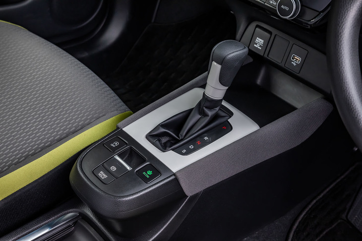 ガソリンエンジン車のトランスミッションにはCVTが組み合わされる。センターコンソールも、ダッシュボードと同じはっ水ファブリックを用いたソフトパッド仕上げとなる。