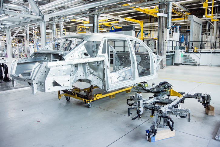 新型「ファントム」に採用されている、新世代プラットフォーム「アーキテクチャー・オブ・ラグジュアリー」。4WDのドライブトレインにも対応しており、2018年に発表予定の新型SUVをはじめ、すべての新世代モデルに使用される予定となっている。