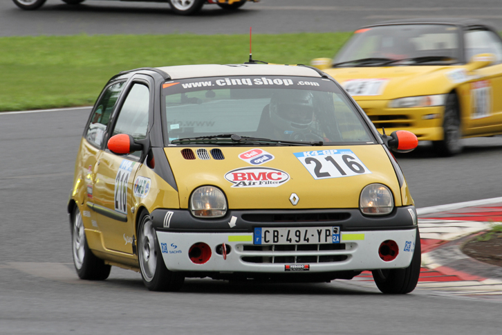 軽軍団になじんでいるが、よく見るとやや大きいことに気づく初代「ルノー・トゥインゴ」。GP-3クラスで、登録名は「サンク参号機ゼロ改」。