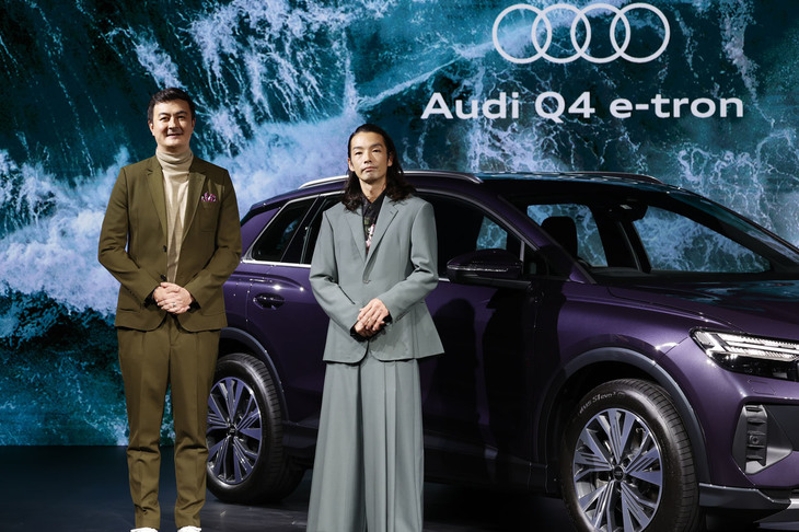 ステージに立ったフォルクスワーゲン グループ ジャパンの代表取締役社長兼アウディジャパン ブランドディレクターのマティアス・シェーパース氏（写真左）とゲストの森山未來氏（写真右）。