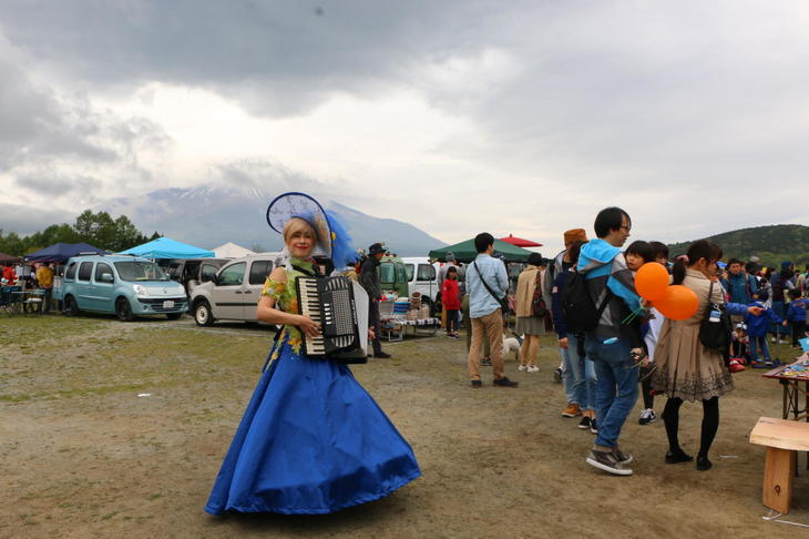 「カングー」が並ぶ専用駐車場を見て回るのも来場者たちの楽しみのひとつ。大道芸や流しの演奏もあり、山中湖畔ではなく、まるでフランスの郊外を訪れたかのような気分にさせてくれる。