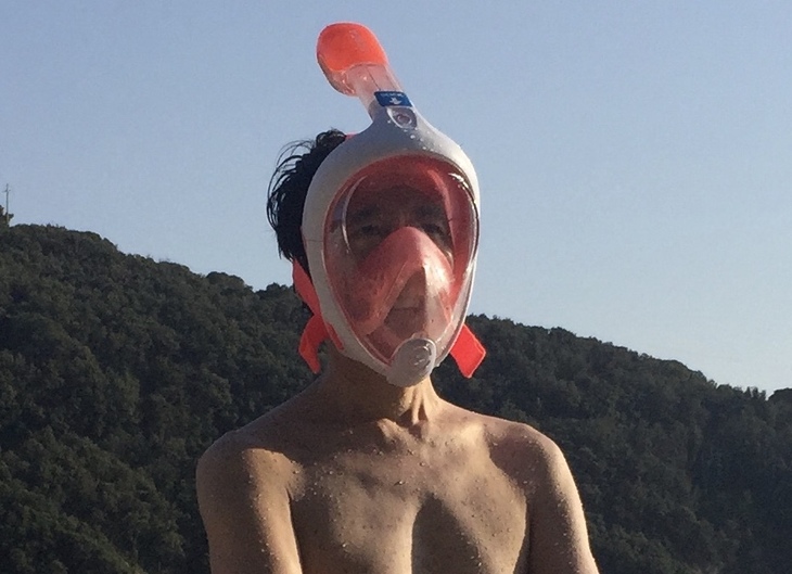 マスク関連でもうひとつ。現地報道によれば、スポーツ用品チェーンが販売しているシュノーケリング用マスクが、部品交換するだけで集中治療室で活用できることが判明した。写真は2019年夏、海で当該マスクを使用する筆者。