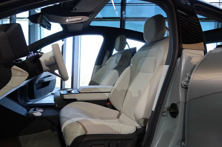 天井は広々としたガラスルーフになっている。