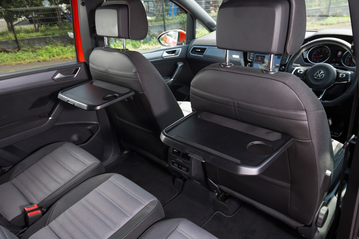 1列目シートのバックレストには、2列目シート用のピクニックテーブルが備わる。