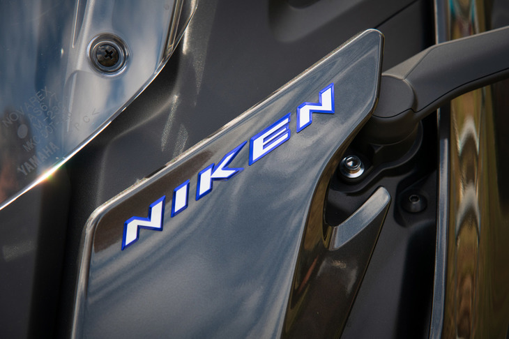 車名の「ナイケン（NIKEN）」とは、フロント2輪の足まわりを二刀流になぞらえたものだ。