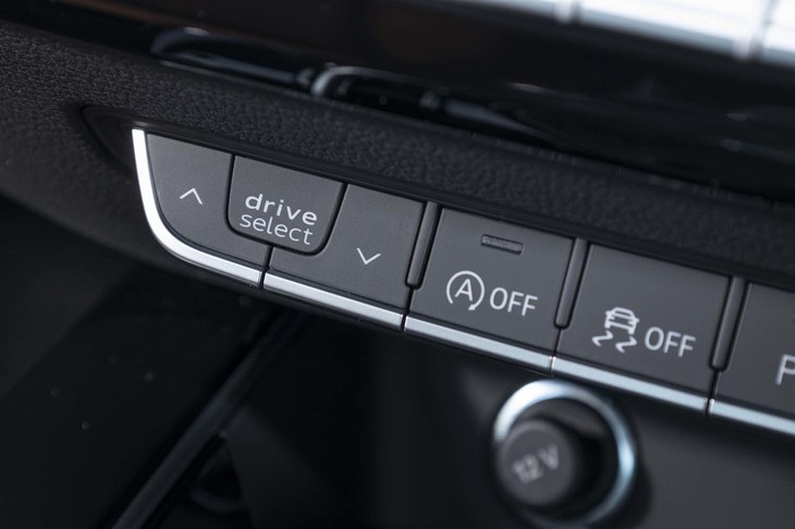 「アウディドライブセレクト」はダッシュボード下部のボタンで操作する。モードは「オート」「コンフォート」「エフィシェンシー」「ダイナミック」「インディビジュアル」の全5種類。