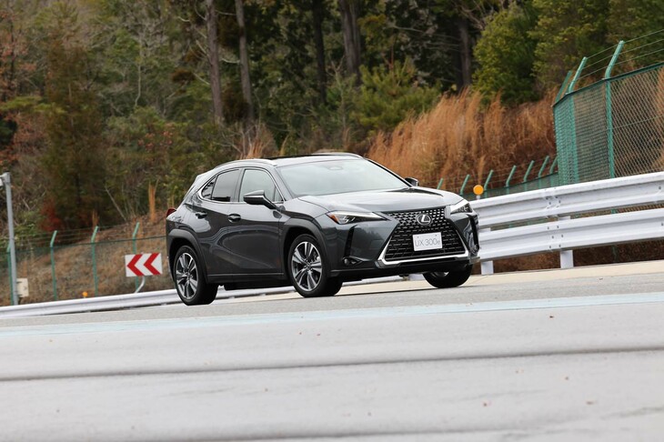 「UX300e」は最高出力203PSのモーターを搭載。駆動方式はFWDのみとなる。512kmという一充電走行距離はマイナーチェンジ前と変わらない。