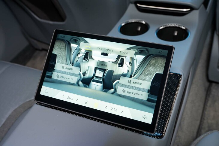 セパレートシート仕様では、リアのセンターコンソールにタッチパッドを用意。各種快適装備やオーディオなどを操作できる。