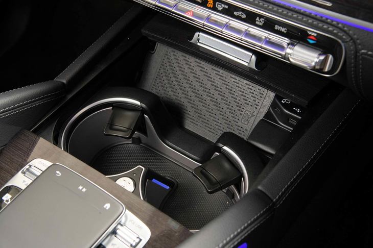 最新のモデルらしく、携帯端末との連携に関する機器は充実。USBポートに加え、収納スペースには非接触充電機能も備わる。