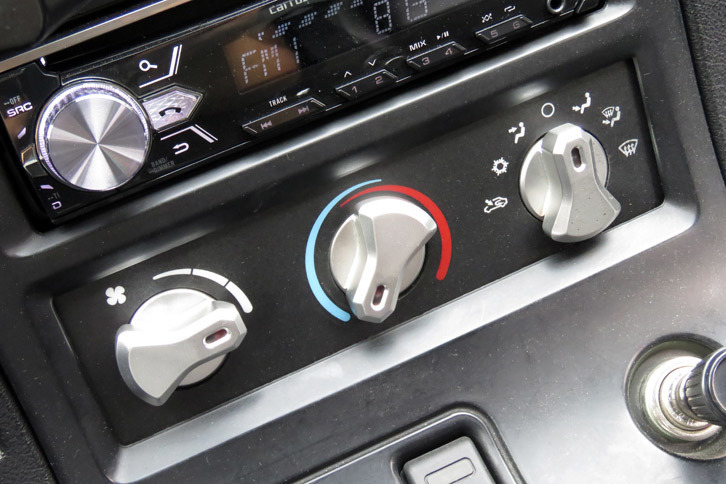 「バイパー」のエアコンの操作パネル。このクルマを買ったときは「ついに私も、エアコンが効いて音楽の聞けるクルマを……」って思ったもんですよ。