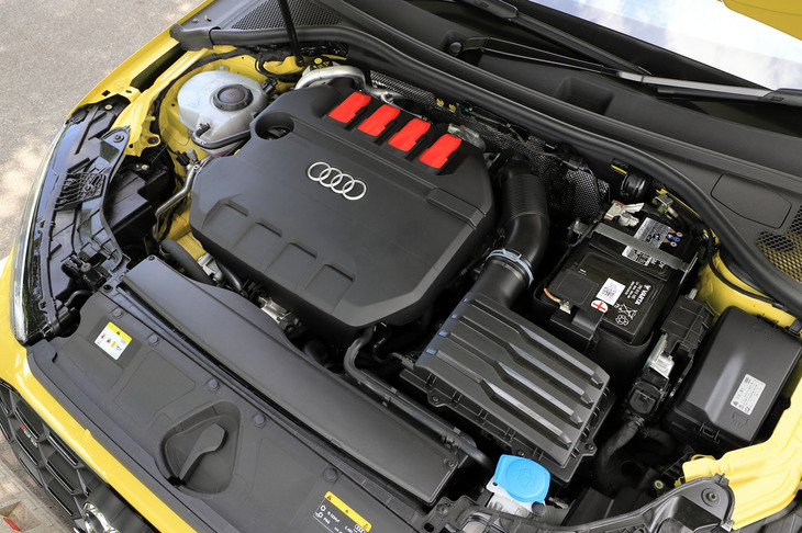 大幅な改良を受けた「EA888」型2リッター直4直噴ターボエンジン。最大1.8barで過給するターボチャージャーにより、最高出力310PS、最大トルク400N・mを発生する。