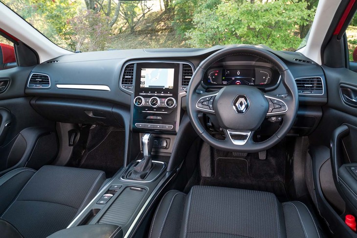 内装色はブラックのみの設定。グローブボックスの上部やセンターコンソールまわりなどにシルバーのアクセントを効果的に配置することで室内を明るく見せている。