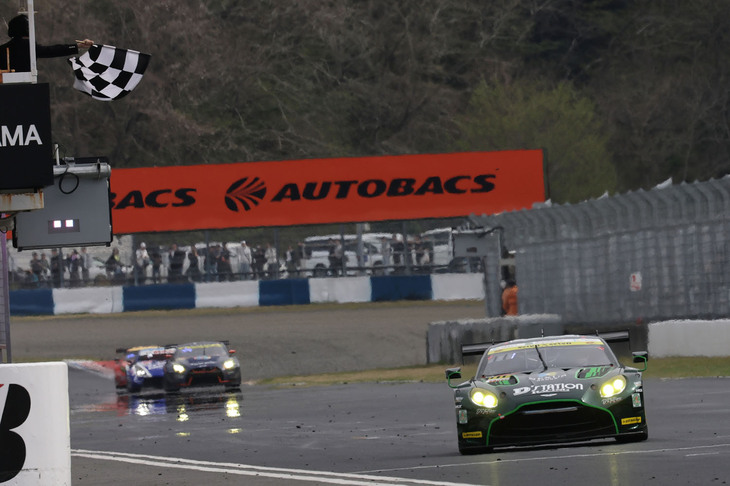 GT300クラスでは、写真右のNo.777 D'station Vantage GT3（藤井誠暢／チャーリー・ファグ）がポール・トゥ・ウィン。