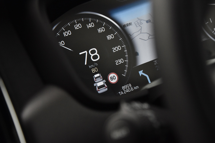 アダプティブ・クルーズ・コントロールを使って高速道路を走行中。ロード・サイン・インフォメーションが道路標識を検知し、メーターパネル内に表示する（写真では制限時速80km/h）。