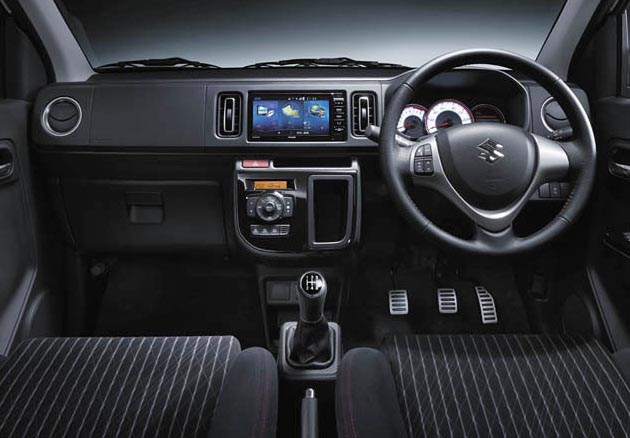 これは、先代「スズキ・アルト」に設定された高性能スポーツモデル「アルト ワークス」（MT車）のコックピット周辺部。ショートストローク化とダイレクトなシフトフィーリングを追求した、専用設計のMTがおごられていた。