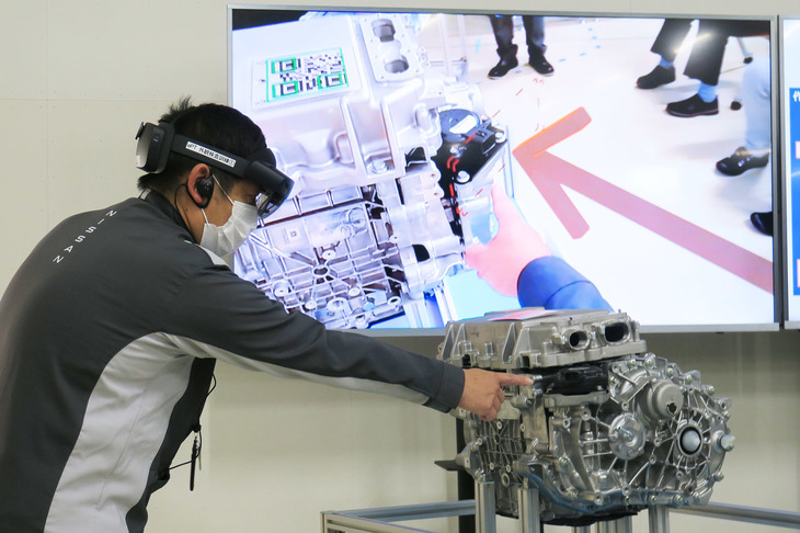 デジタル教材を用いた自主学習の様子。MR（複合現実）技術により、バーチャルに生産ラインや現物を再現。時間や場所の制約なしに、よりリアルな作業訓練を受けられるようになった。