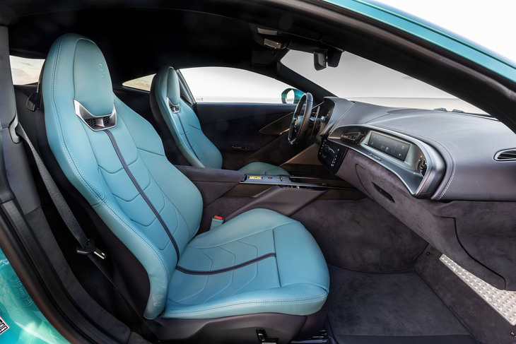 ヘッドレスト一体型のシート。助手席前方には、8.8インチのパッセンジャー用ディスプレイも備わる。