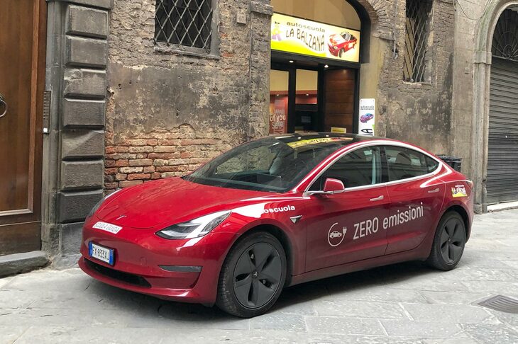 シエナ旧市街の第2教室前にて、教習車の「テスラ・モデル3 デュアルモーターAWD」。2020年12月撮影。