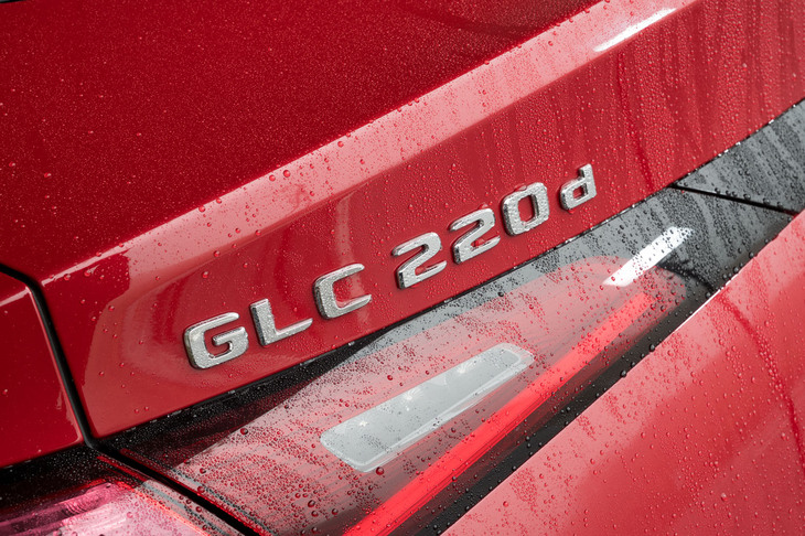 リアの「GLC220dバッジ」。リアセクション全体が左右に弧を描いているような形状のため、バッジも曲面に貼られている。