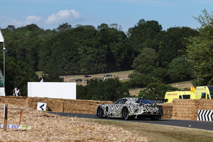 「トヨタGTレーシング コンセプト」のリアビュー。車体の後端にそそり立つ大きなリアウイングが目を引く。