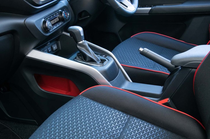 トランスミッションはベルト式のCVTとギア駆動を組み合わせた「D-CVT」。シフトセレクターはセンターコンソールよりも一段高いところにレイアウトされる。