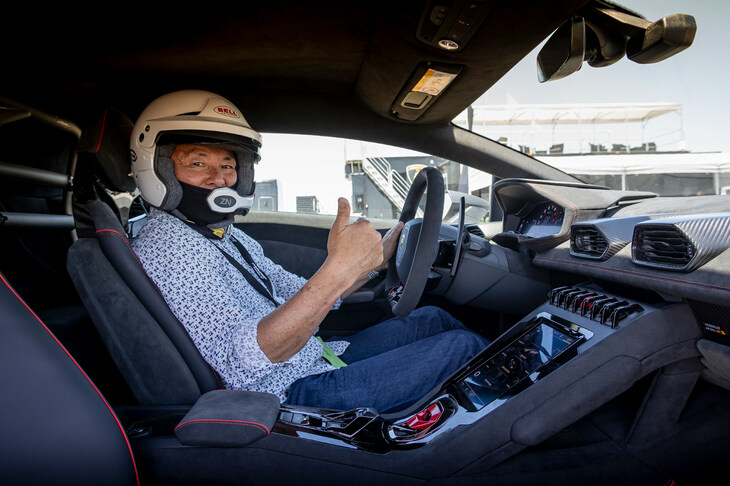 「チャックワラ・レースウェイ」にて、「ランボルギーニ・ウラカン ステラート」のコックピットに収まる筆者。