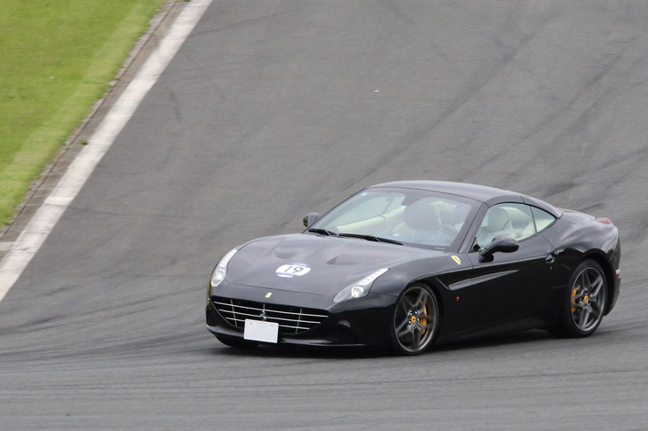 2014年に発表された「フェラーリ・カリフォルニアT」。2009年に登場した2＋2クーペカブリオレ「カリフォルニア」のアップデートモデルである。内外装デザインの変更だけでなく、ターボエンジンに換装されたことが大きな特徴だった。車名の“T”は、もちろんターボエンジンを意味する。