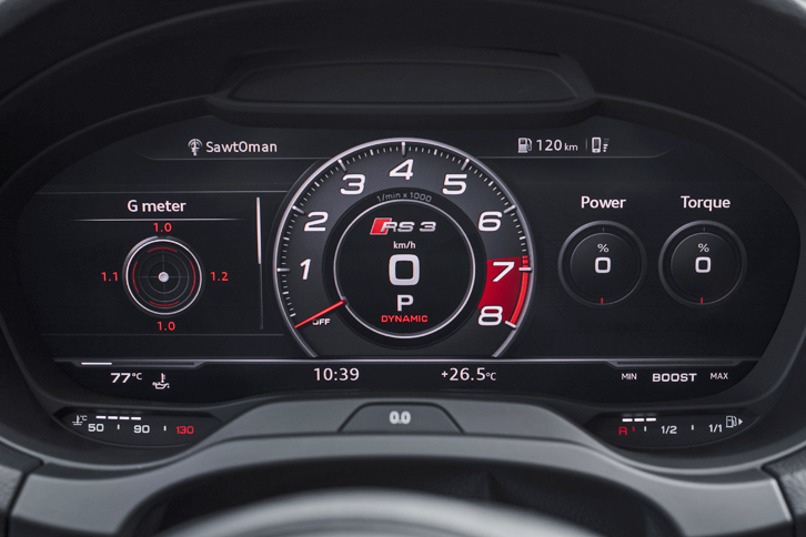 「RS 3」には12.3インチの液晶画面を採用したメーターパネル「バーチャルコックピット」が標準で備わる。エンジン回転計やGフォースメーターが並ぶ写真の表示モードは、RSモデル専用のもの。