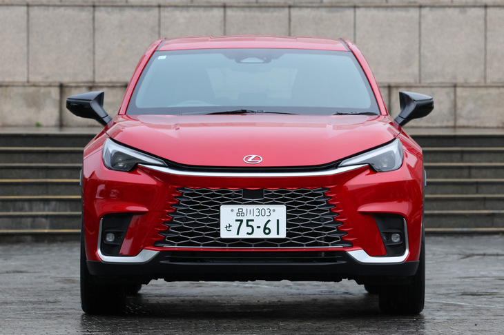 ボディーサイズは全長×全幅×全高＝4190×1825×1545mm。ショート＆ワイドな、いかにも「走りまっせ！」といったディメンションだ。