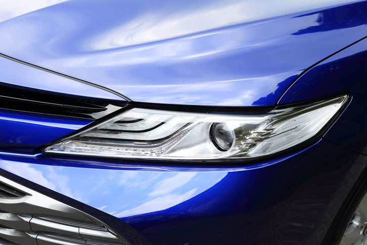 新型「カムリ」のヘッドランプはフルLEDタイプ。デイライトやクリアランスランプにもLEDが採用されている。