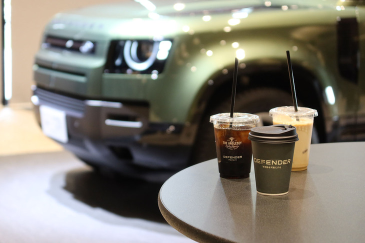 発表会の会場で提供された、COFFEE SUPREMEのコーヒー（ディフェンダーオリジナルブレンド）と。