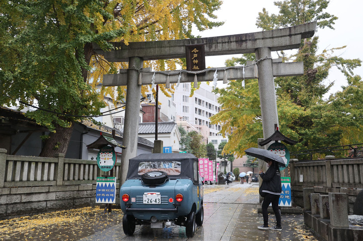 次なるチェックポイントである浅草の今戸神社の鳥居をくぐろうという1967年「フェルヴェス・レンジャー」。「フィアット・ヌオーヴァ500」のコンポーネンツを流用したミニオフローダーである。