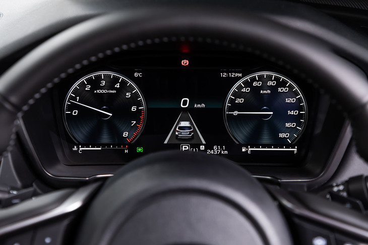 メーターパネルは12.3インチサイズのフル液晶タイプ。画面デザインはノーマル（写真）／地図／アイサイトの３つのモードから運転シーンや好みに合わせて任意に選択できる。