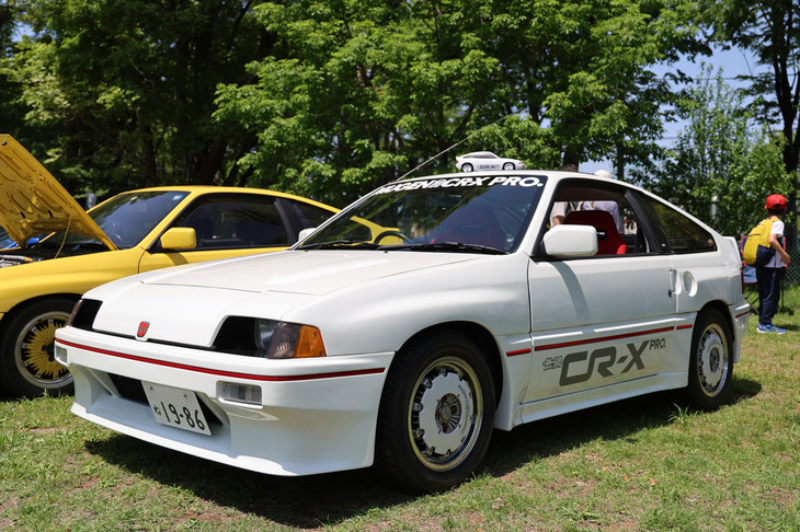 「バラードスポーツCR-X」をベースに前後のブリスターフェンダー、スポイラーなどのエアロパーツを装着して仕上げられた「無限CR-X PRO」仕様。