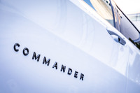 「コマンダー」は、コンパクトSUV「コンパス」とフラッグシップSUV「グランドチェロキー」の間に位置するモデル。生産拠点はブラジルとインドで、日本導入モデルはインド生産となる。ジープの母国である北米には導入されていない。